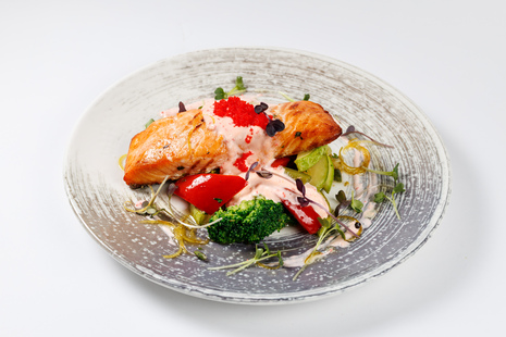 Филе лосося с овощами на пару