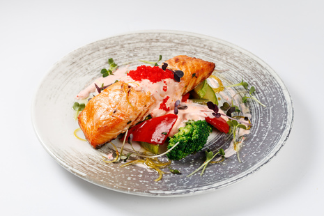 Филе лосося с овощами на пару