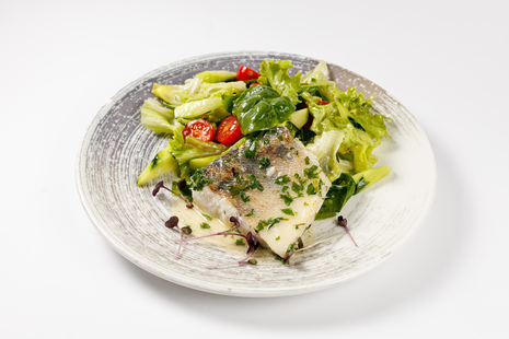 Филе судака с овощным салатом