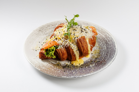 Круасан с лососем