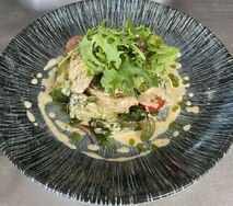 Куриная грудка с овощным миксом в соусе демигляс