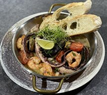 Соте из морепродуктов на сковороде